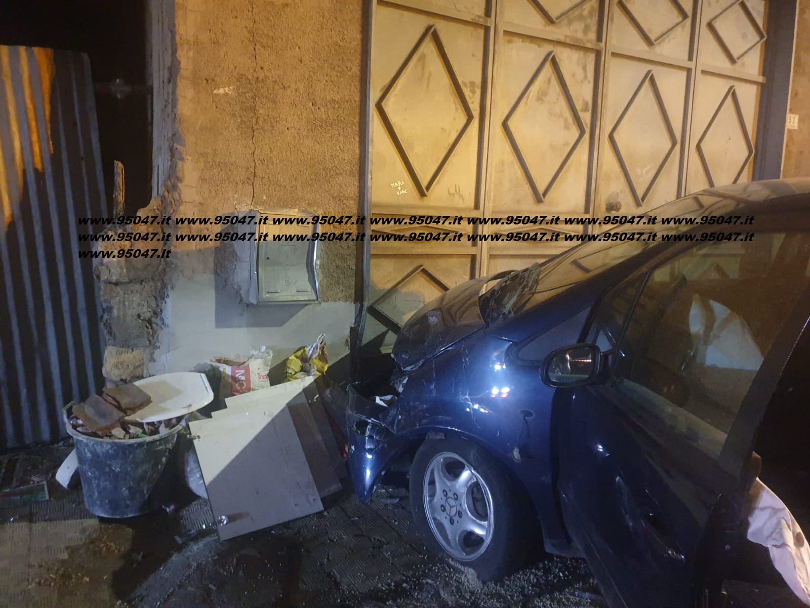 PATERNÒ: SCONTRO TRA DUE AUTO IN VIA ESTONIA IERI SERA: UNA FINISCE SULLE MACCHINE IN SOSTA