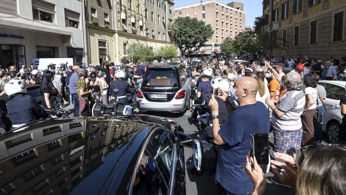 LA CAPITALE ABBRACCIA RAFFAELLA CARRÀ.  IL LUNGO CORTEO PER LE VIE DI ROMA. OGGI E DOMANI LA CAMERA ARDENTE AL CAMPIDOGLIO