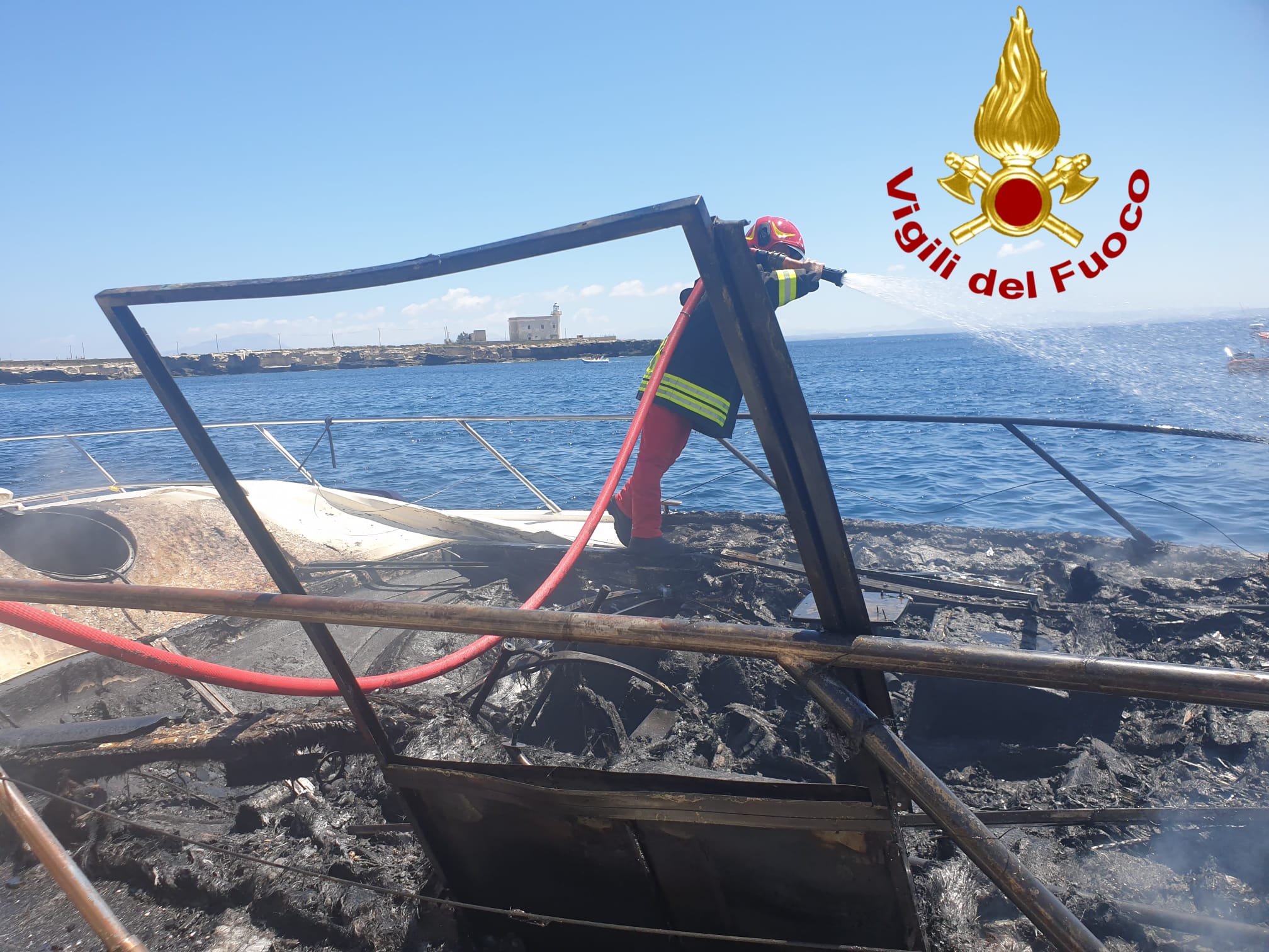PAURA A FAVIGNANA, YACHT   AVVOLTO DALLE FIAMME. FOTO