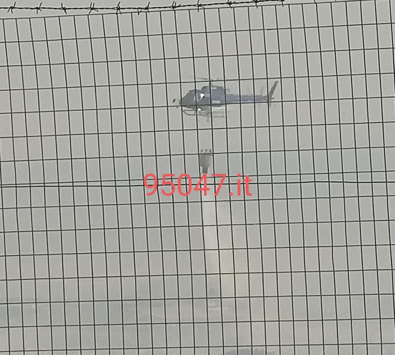 INCENDIO STERPAGLIE TRA PATERNÒ E BELPASSO, SUL POSTO L'ELICOTTERO DELLA FORESTALE