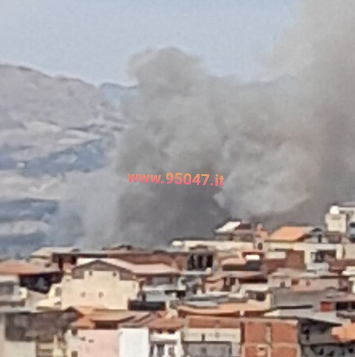GIORNATA INFERNALE DI INTERVENTI PER I VIGILI DEL FUOCO, ENNESIMO INCENDIO IN CORSO DI STERPAGLIE