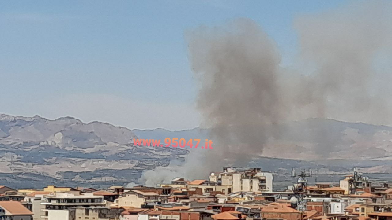 GIORNATA INFERNALE DI INTERVENTI PER I VIGILI DEL FUOCO, ENNESIMO INCENDIO IN CORSO DI STERPAGLIE