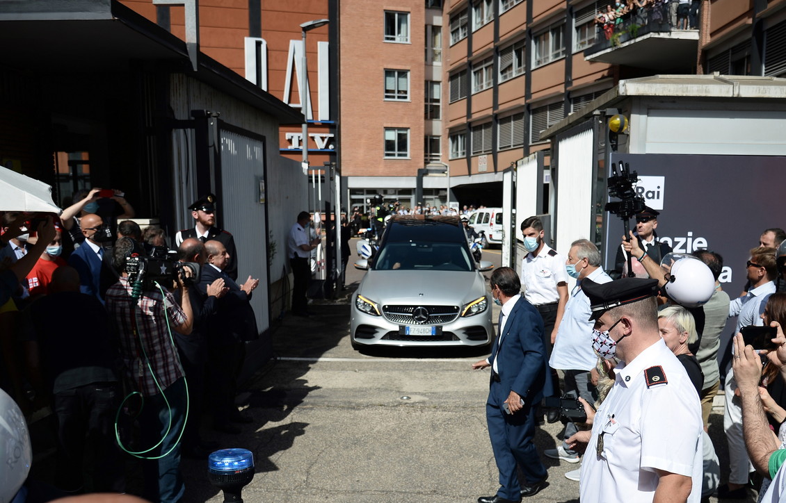 LA CAPITALE ABBRACCIA RAFFAELLA CARRÀ.  IL LUNGO CORTEO PER LE VIE DI ROMA. OGGI E DOMANI LA CAMERA ARDENTE AL CAMPIDOGLIO
