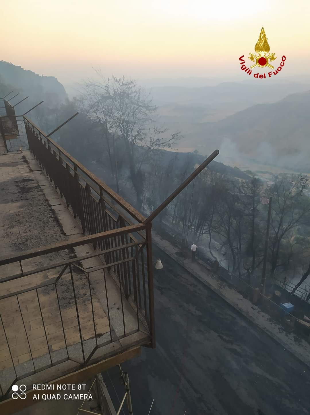 ENNA: VASTO INCENDIO MINACCIA IL CENTRO ABITATO, IN AZIONE 8 SQUADRE DEI VIGILI DEL FUOCO - FOTO E VIDEO