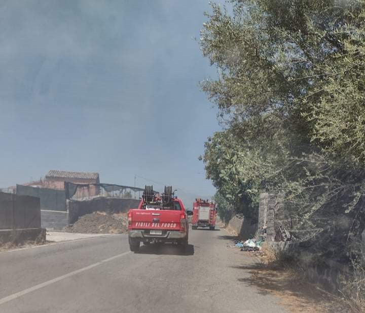 GIORNATA INFERNALE DI INTERVENTI PER I VIGILI DEL FUOCO, ENNESIMO INCENDIO IN CORSO DI STERPAGLIE