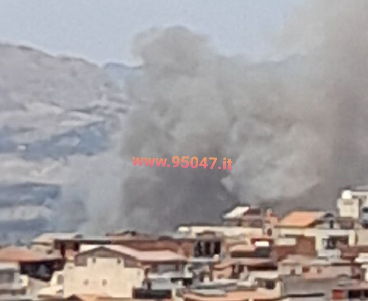 GIORNATA INFERNALE DI INTERVENTI PER I VIGILI DEL FUOCO, ENNESIMO INCENDIO IN CORSO DI STERPAGLIE