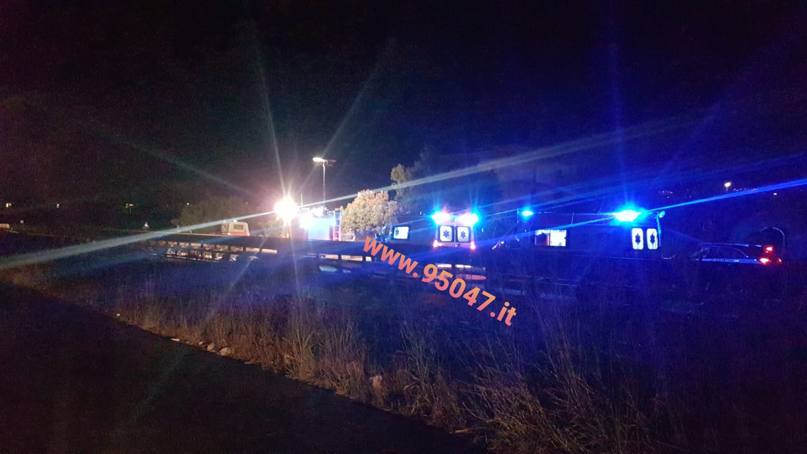 GRAVE INCIDENTE IERI SERA SULLA SS121 , AUTO FUORI STRADA FINISCE CONTRO UN ALBERO