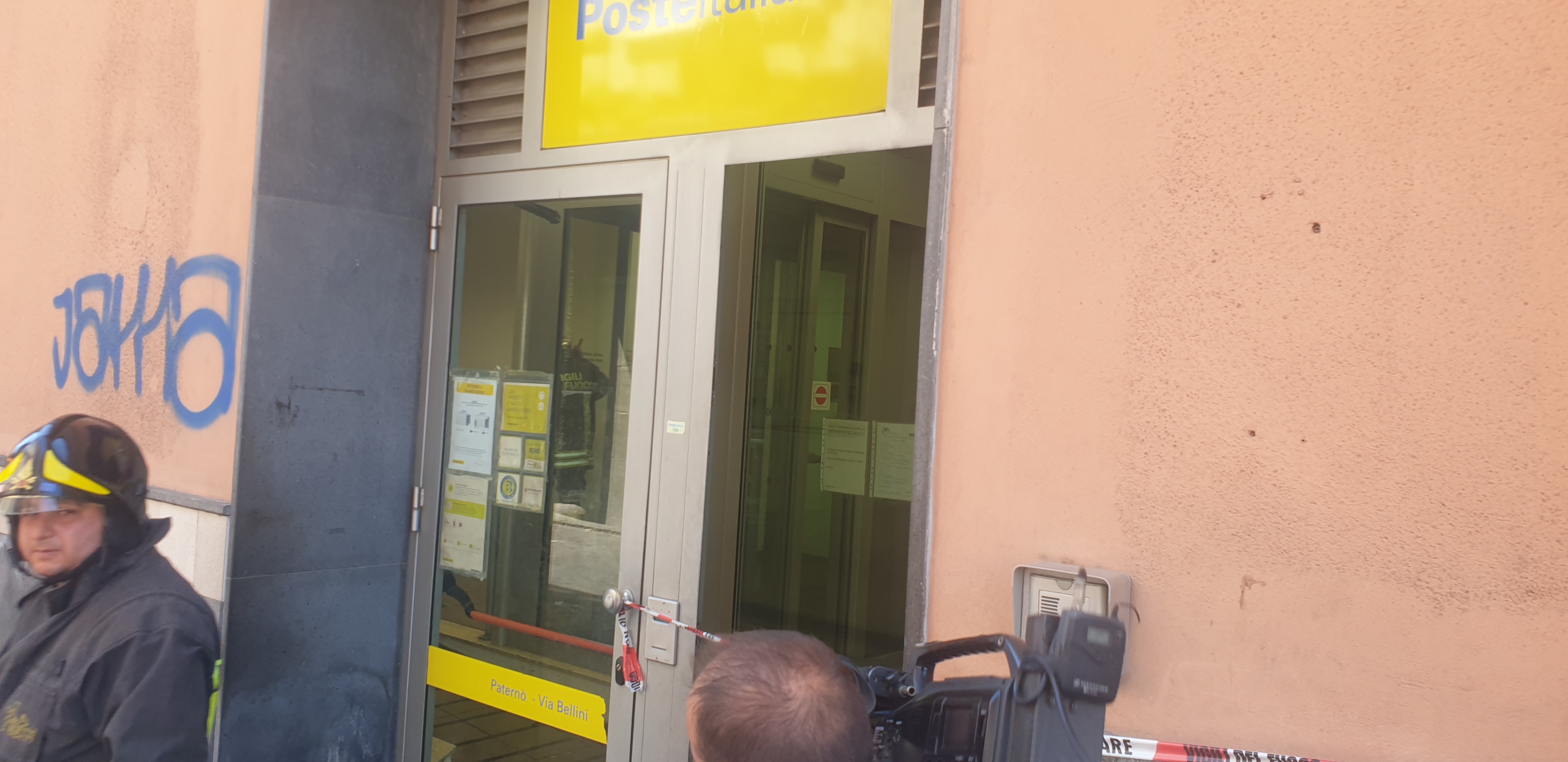 PATERNO’: UOMO ENTRA IN FILIALE DELLE POSTE E BUTTA BENZINA, PRESO DAI CARABINIERI, SUL POSTO ANCHE VVF E 118.