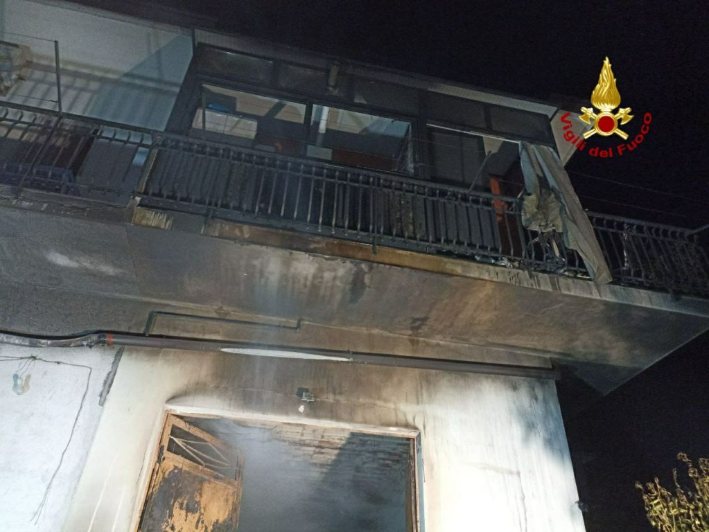 PEDARA: PAURA IERI SERA  PER UN INCENDIO IN UN GARAGE