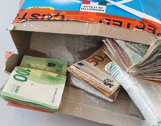 NASCONDONO QUASI 100 MILA EURO NEI FUSTINI DEI DETERSIVI: DUE PASSEGGERI FERMATI A MALPENSA