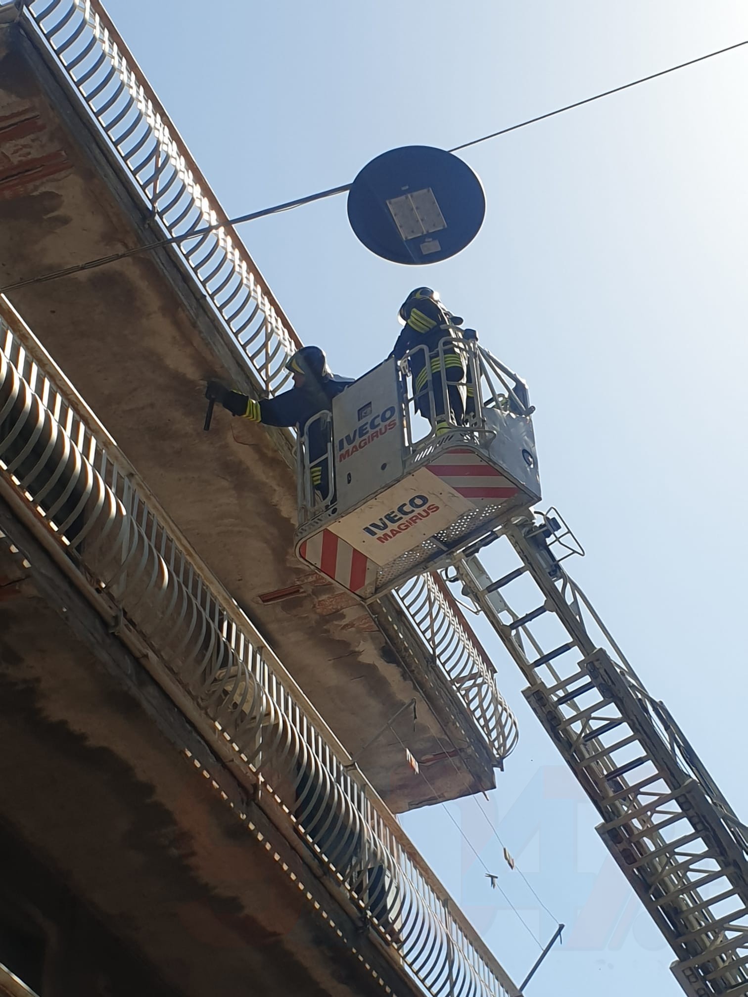 PATERNÒ: CROLLA UN BALCONE, NESSUN FERITO