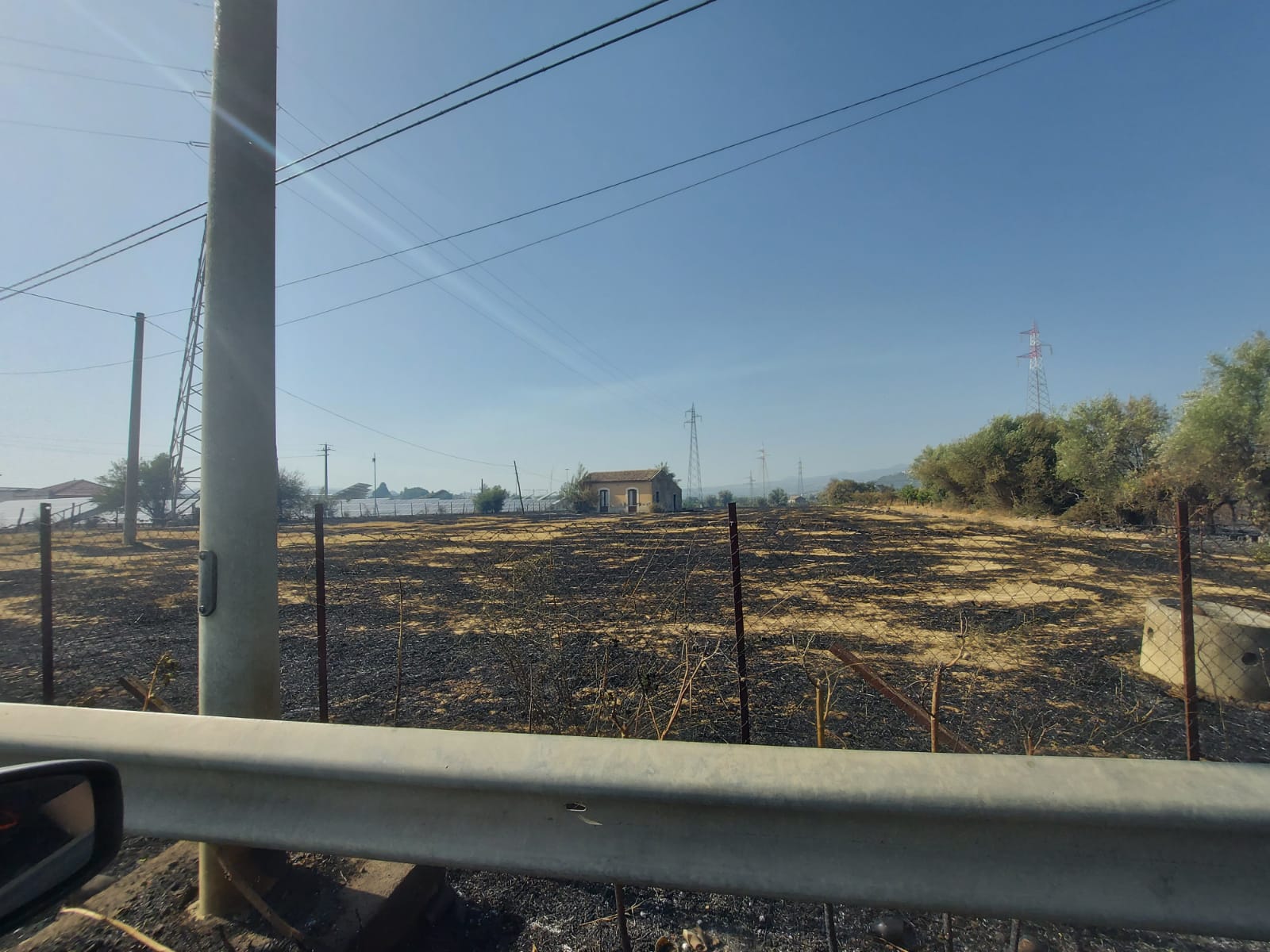 PATERNO. INCENDIO A TRE FONTANE. DALLE STERPAGLIE SI PROPAGA AD AZIENDA, INGENTI DANNI , TANTI ANIMALI MORTI E DISAGI PER I RESIDENTI