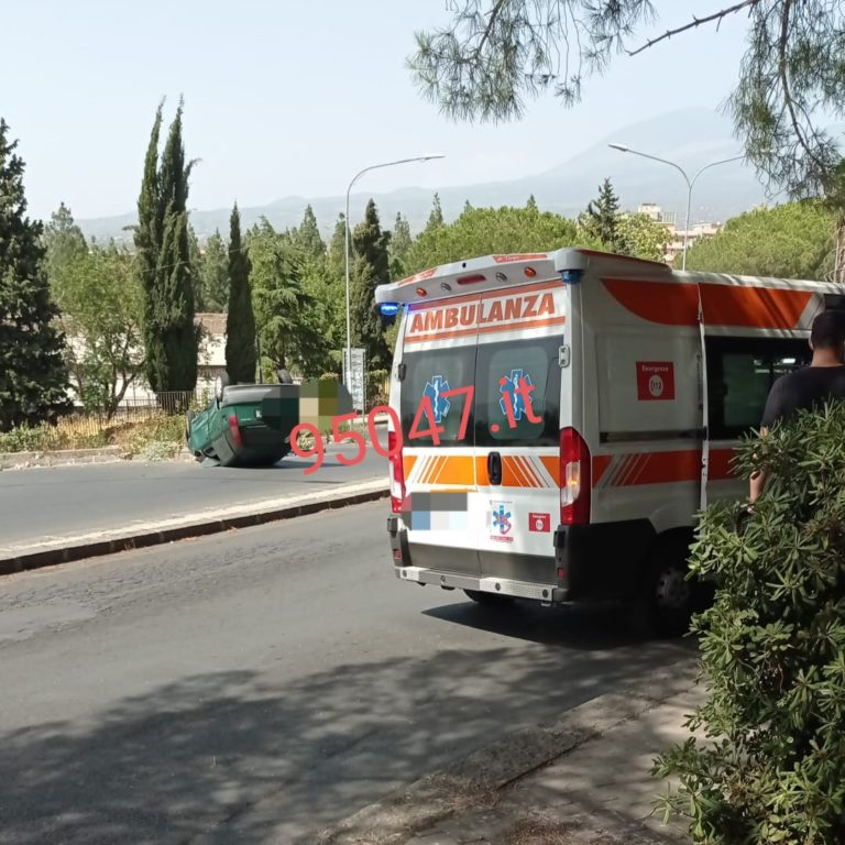 PATERNO’: SCONTRO CON RIBALTAMENTO IN VIA CONVENTO, DUE FERITI