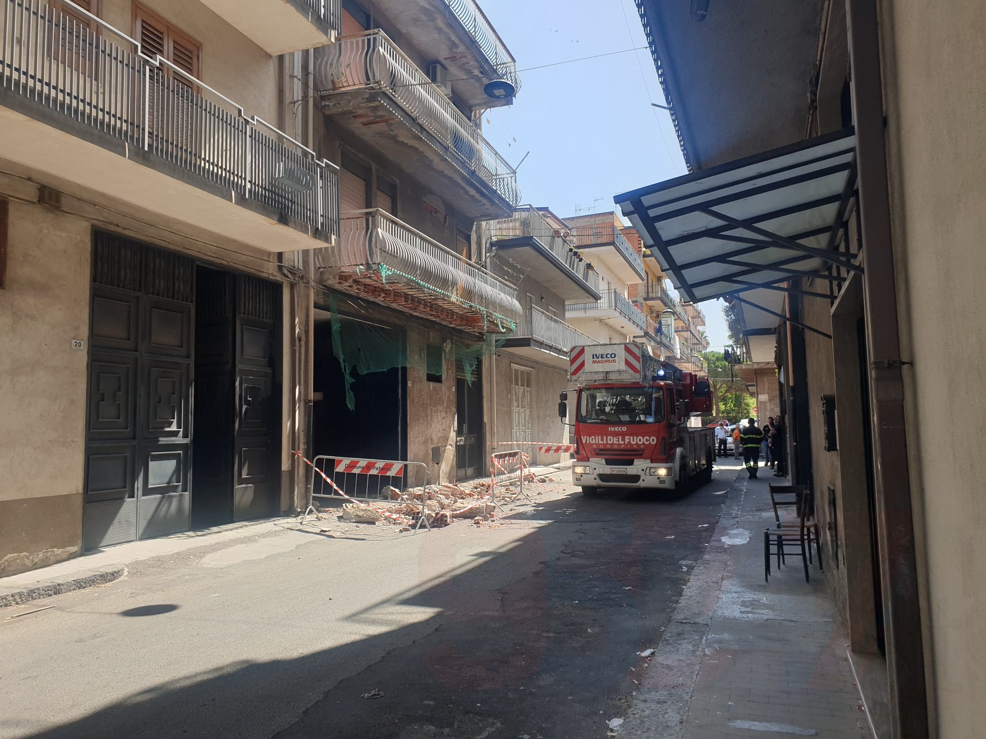 PATERNÒ: CROLLA UN BALCONE, NESSUN FERITO