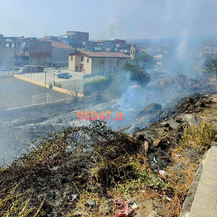 PATERNO’:  INCENDIO STERPAGLIE IN ZONA SCALA VECCHIA, VICINO ALLE CASE