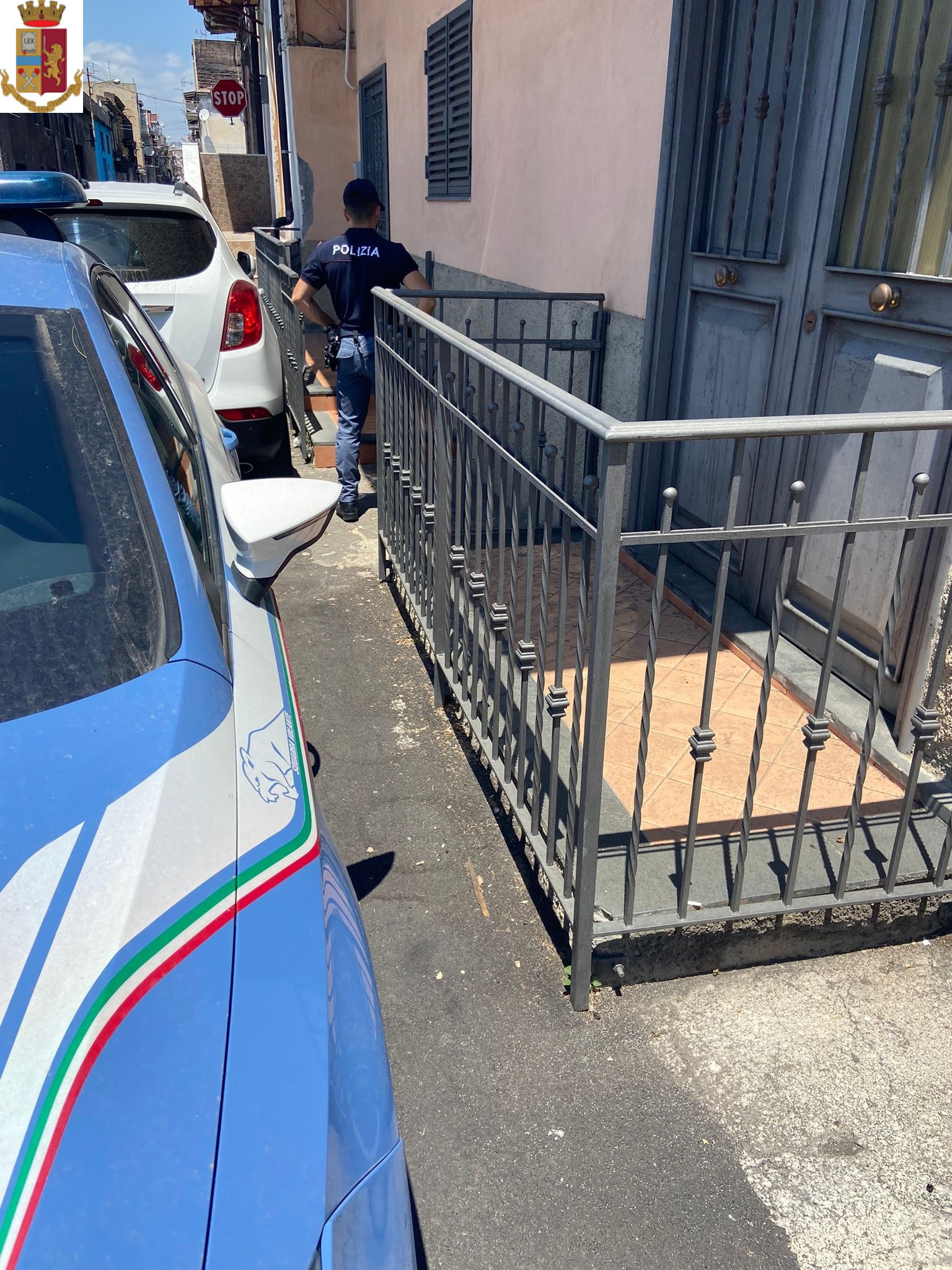 CATANIA,  TRASFORMA TERRENO IN DISCARICA ABUSIVA E OCCUPA ABUSIVAMENTE DUE CASE POPOLARI