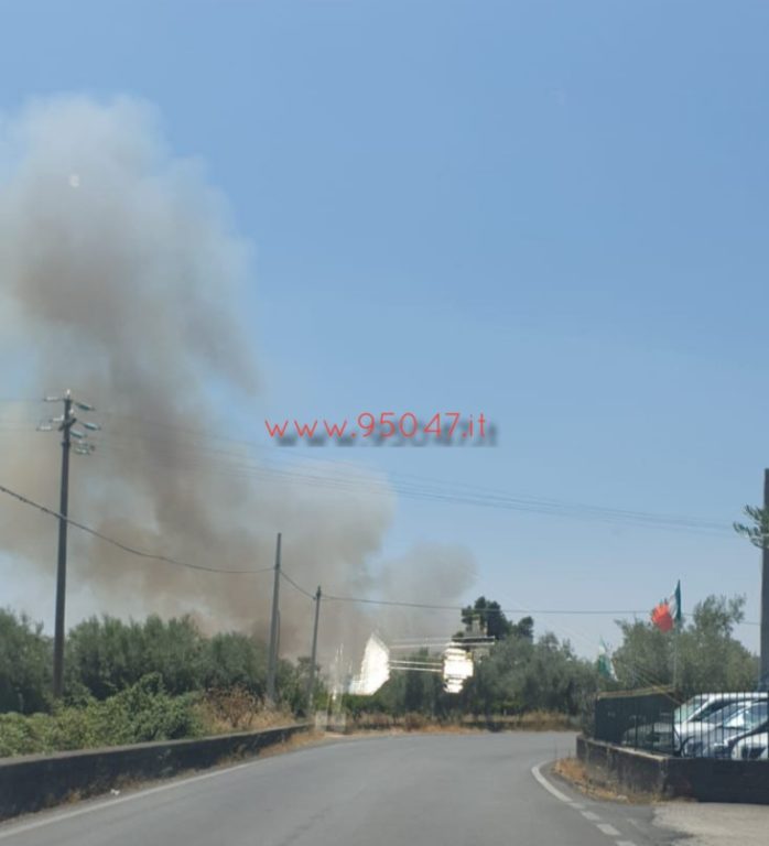 GIORNATA INFERNALE DI INTERVENTI PER I VIGILI DEL FUOCO, ENNESIMO INCENDIO IN CORSO DI STERPAGLIE