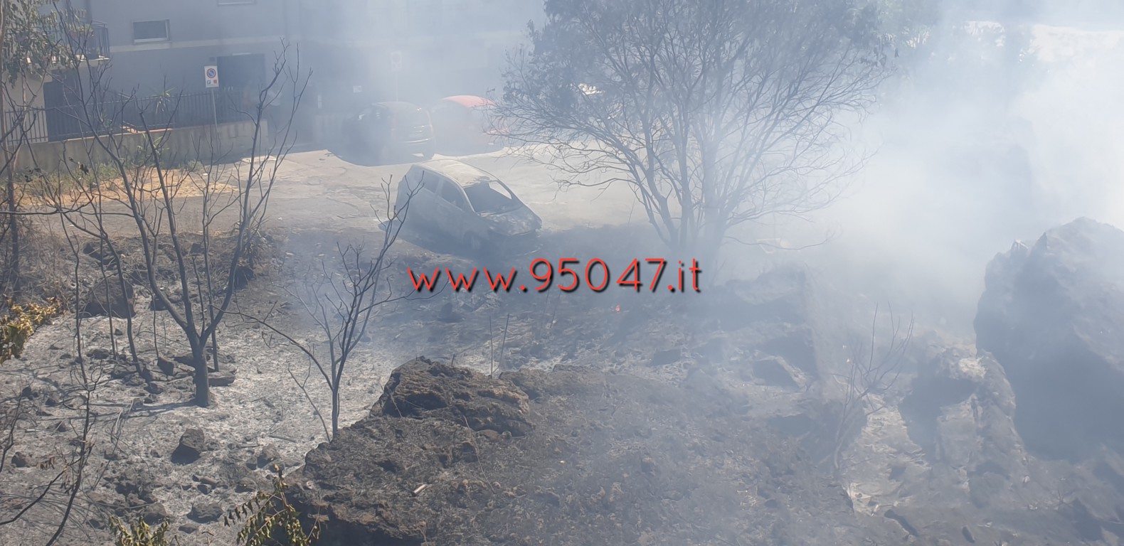 INCENDIO A BELPASSO: BRUCIANO STERPAGLIE, NEL ROGO COINVOLTA ANCHE UN’AUTO