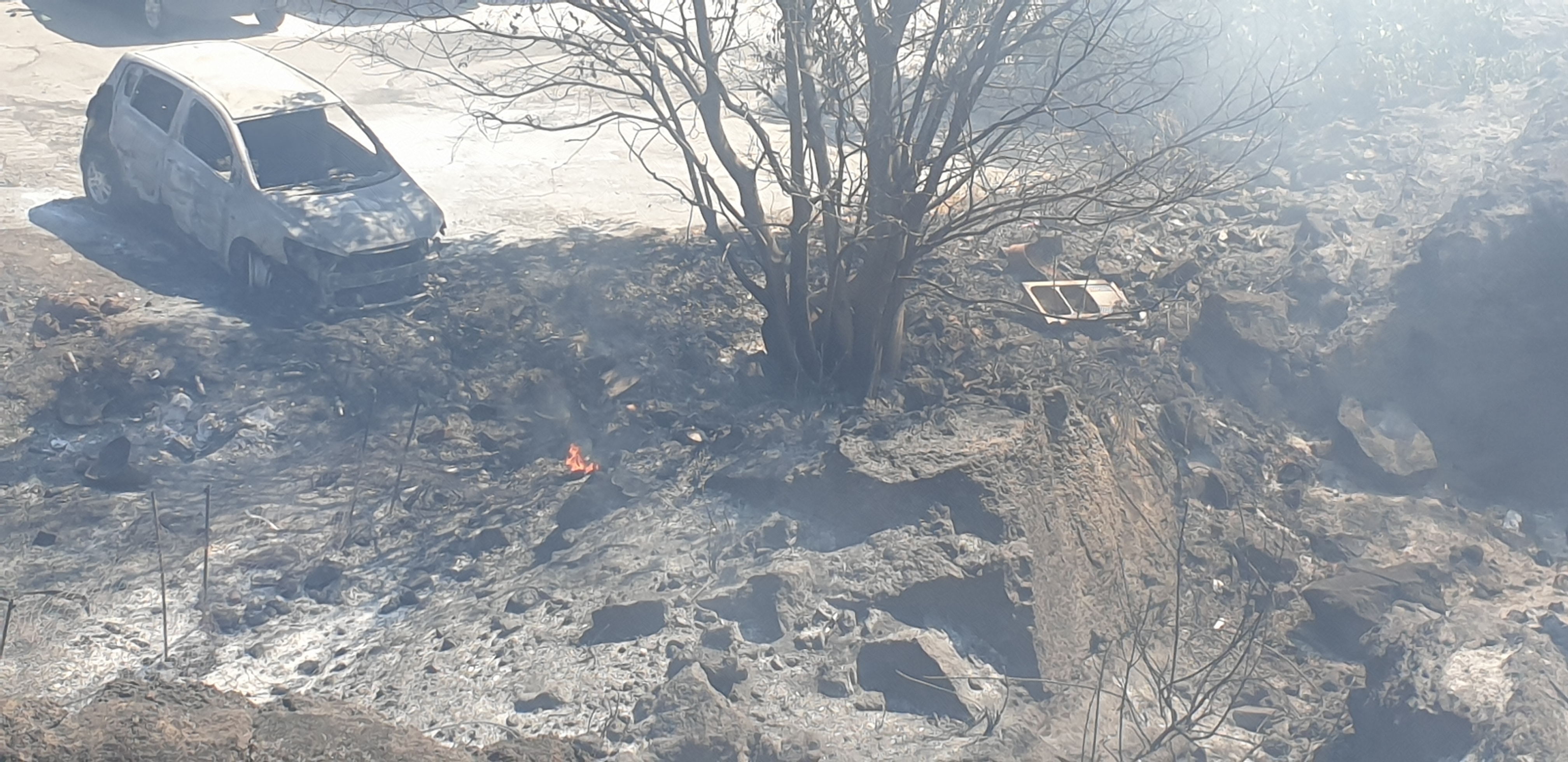 INCENDIO A BELPASSO: BRUCIANO STERPAGLIE, NEL ROGO COINVOLTA ANCHE UN’AUTO