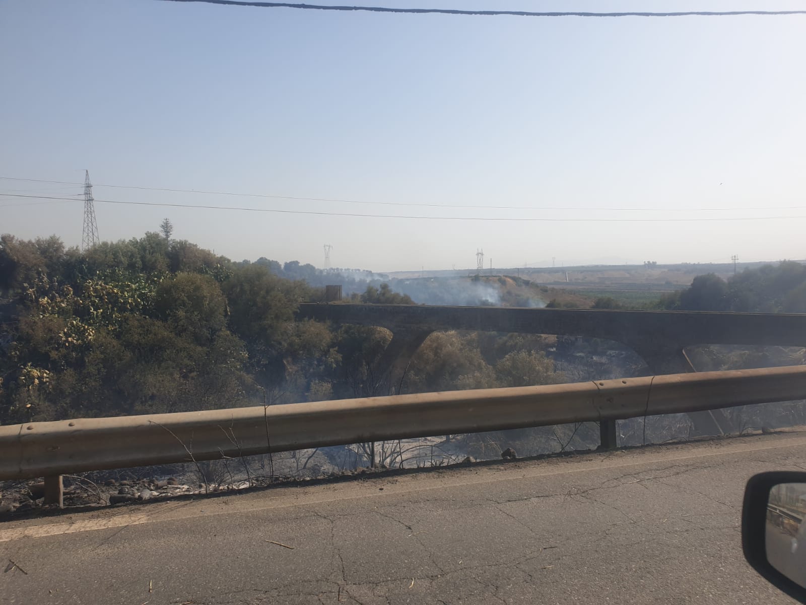 PATERNO. INCENDIO A TRE FONTANE. DALLE STERPAGLIE SI PROPAGA AD AZIENDA, INGENTI DANNI , TANTI ANIMALI MORTI E DISAGI PER I RESIDENTI