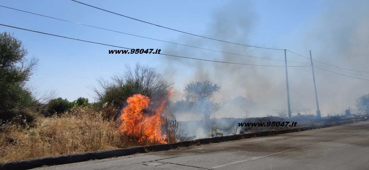 GIORNATA INFERNALE DI INTERVENTI PER I VIGILI DEL FUOCO, ENNESIMO INCENDIO IN CORSO DI STERPAGLIE