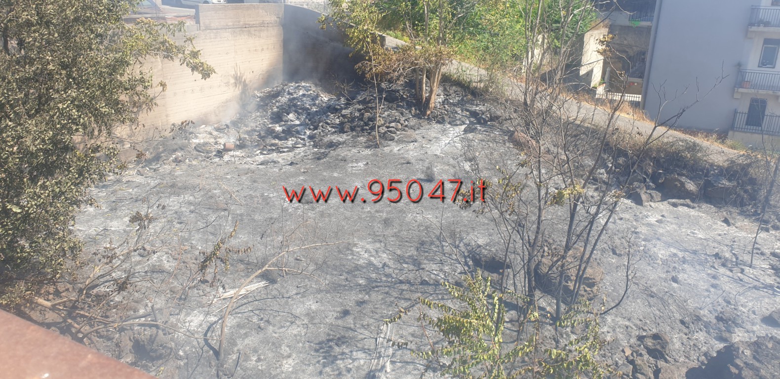 INCENDIO A BELPASSO: BRUCIANO STERPAGLIE, NEL ROGO COINVOLTA ANCHE UN’AUTO