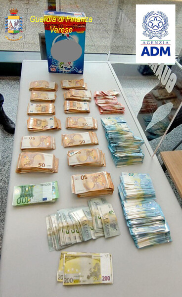 NASCONDONO QUASI 100 MILA EURO NEI FUSTINI DEI DETERSIVI: DUE PASSEGGERI FERMATI A MALPENSA