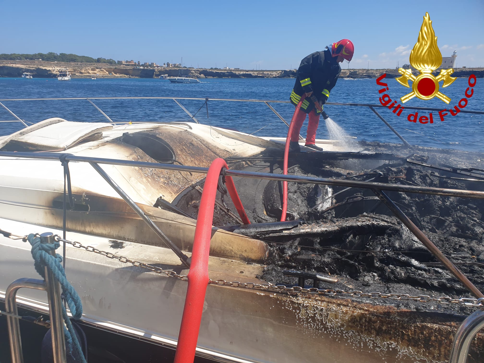 PAURA A FAVIGNANA, YACHT   AVVOLTO DALLE FIAMME. FOTO