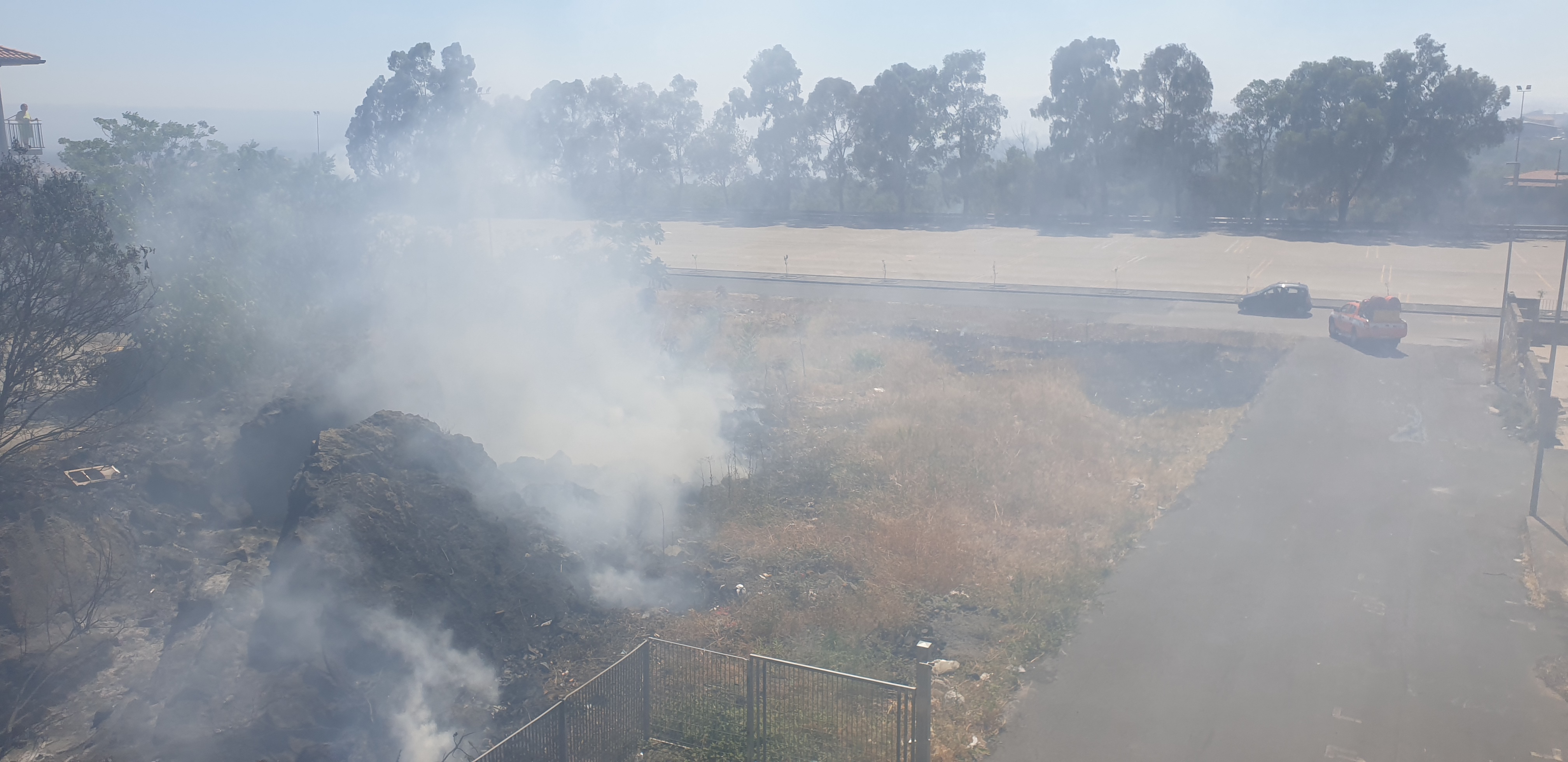 INCENDIO A BELPASSO: BRUCIANO STERPAGLIE, NEL ROGO COINVOLTA ANCHE UN’AUTO