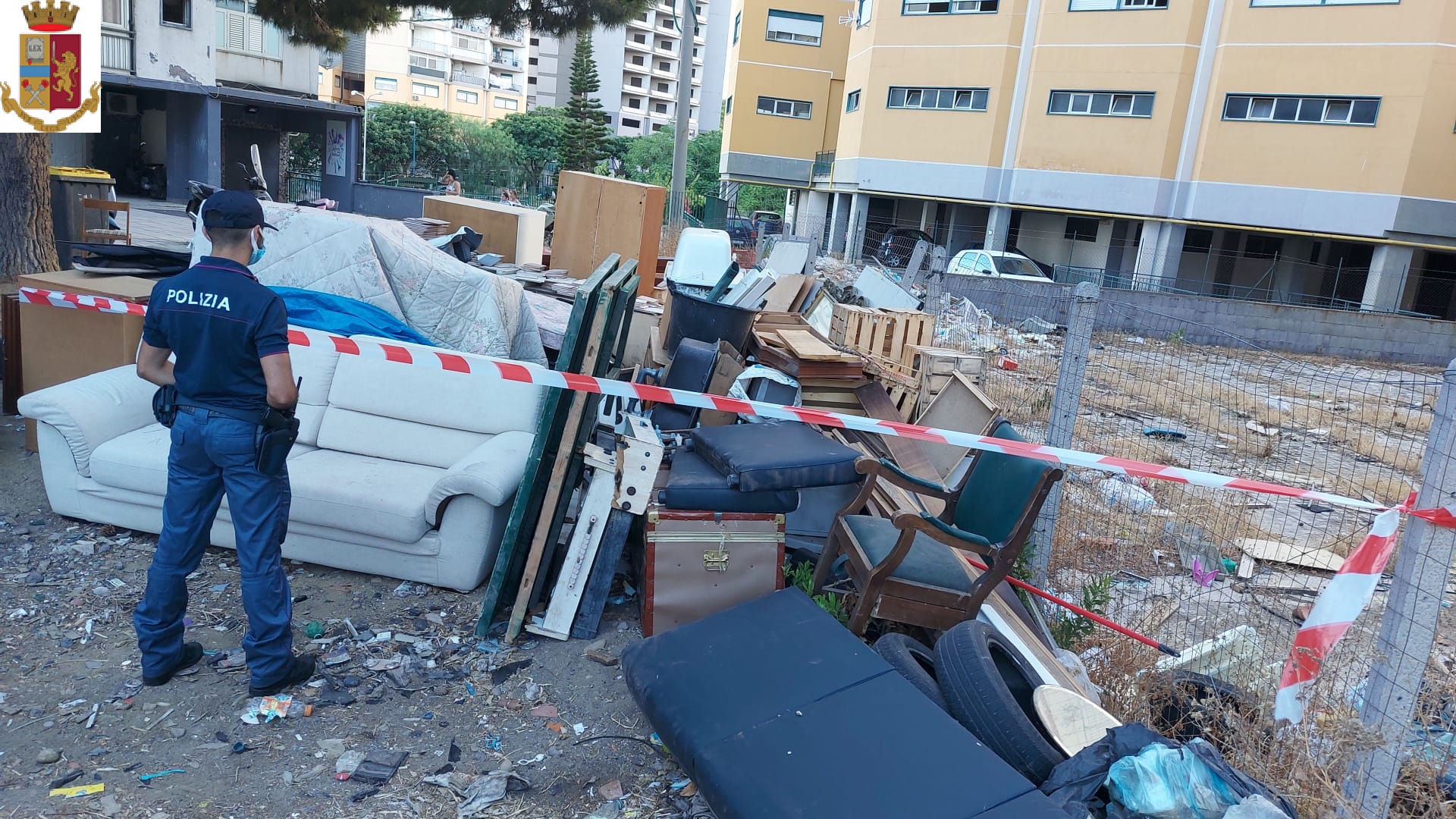 CATANIA,  TRASFORMA TERRENO IN DISCARICA ABUSIVA E OCCUPA ABUSIVAMENTE DUE CASE POPOLARI