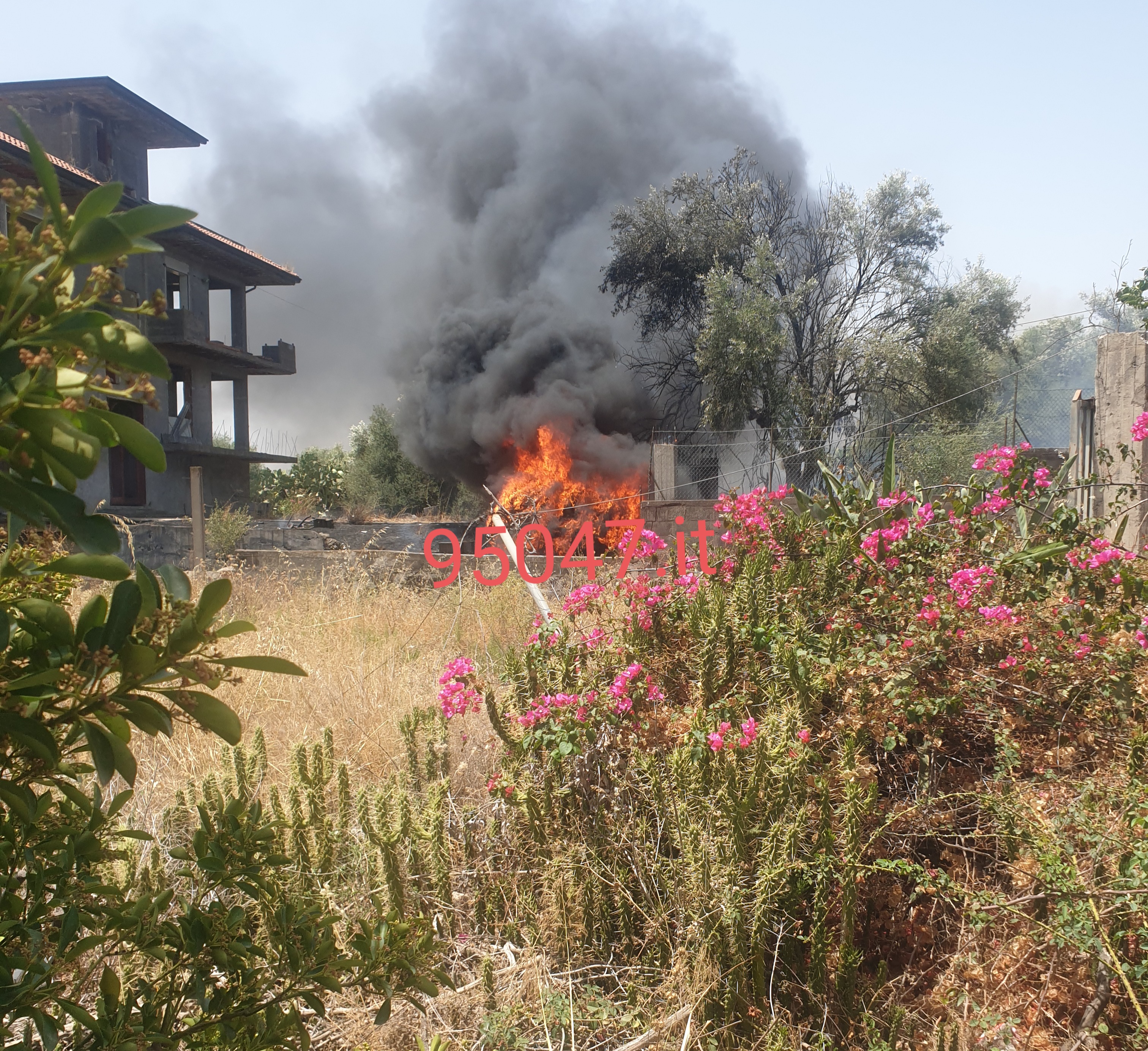 IN CORSO INCENDI DI STERPAGLIE E RIFIUTI, DENSA COLONNA DI FUMO NERO IN CIELO