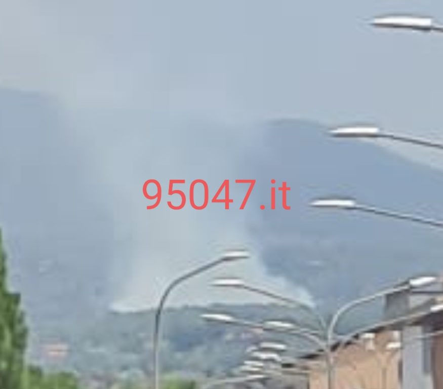 RAGALNA, VASTO INCENDIO STERPAGLIE IN CORSO VICINO AL CIMITERO.