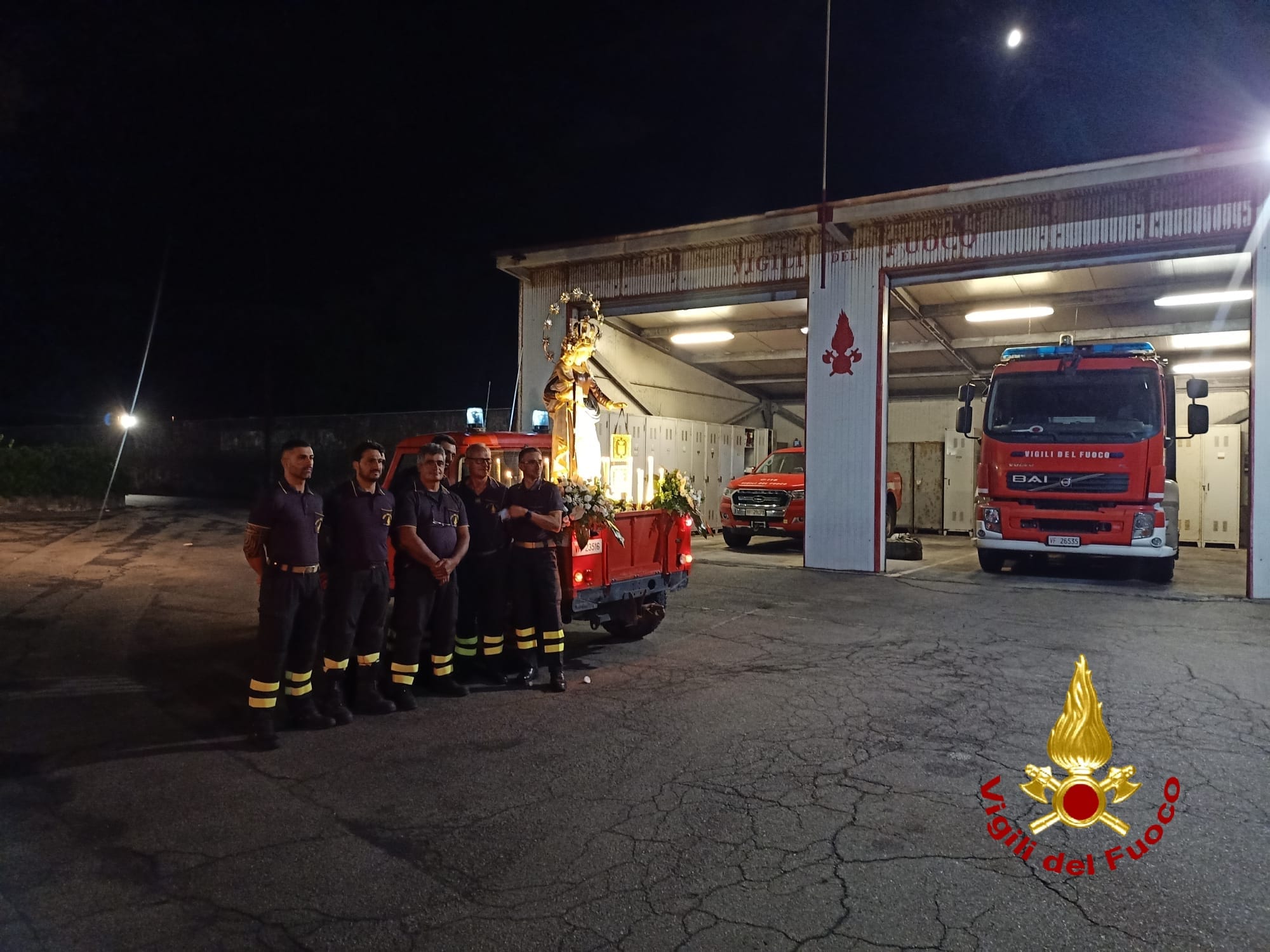 I VIGILI DEL FUOCO PORTANO LA MADONNA DEL CARMELO IN PROCESSIONE PER LE STRADE DI RIPOSTO