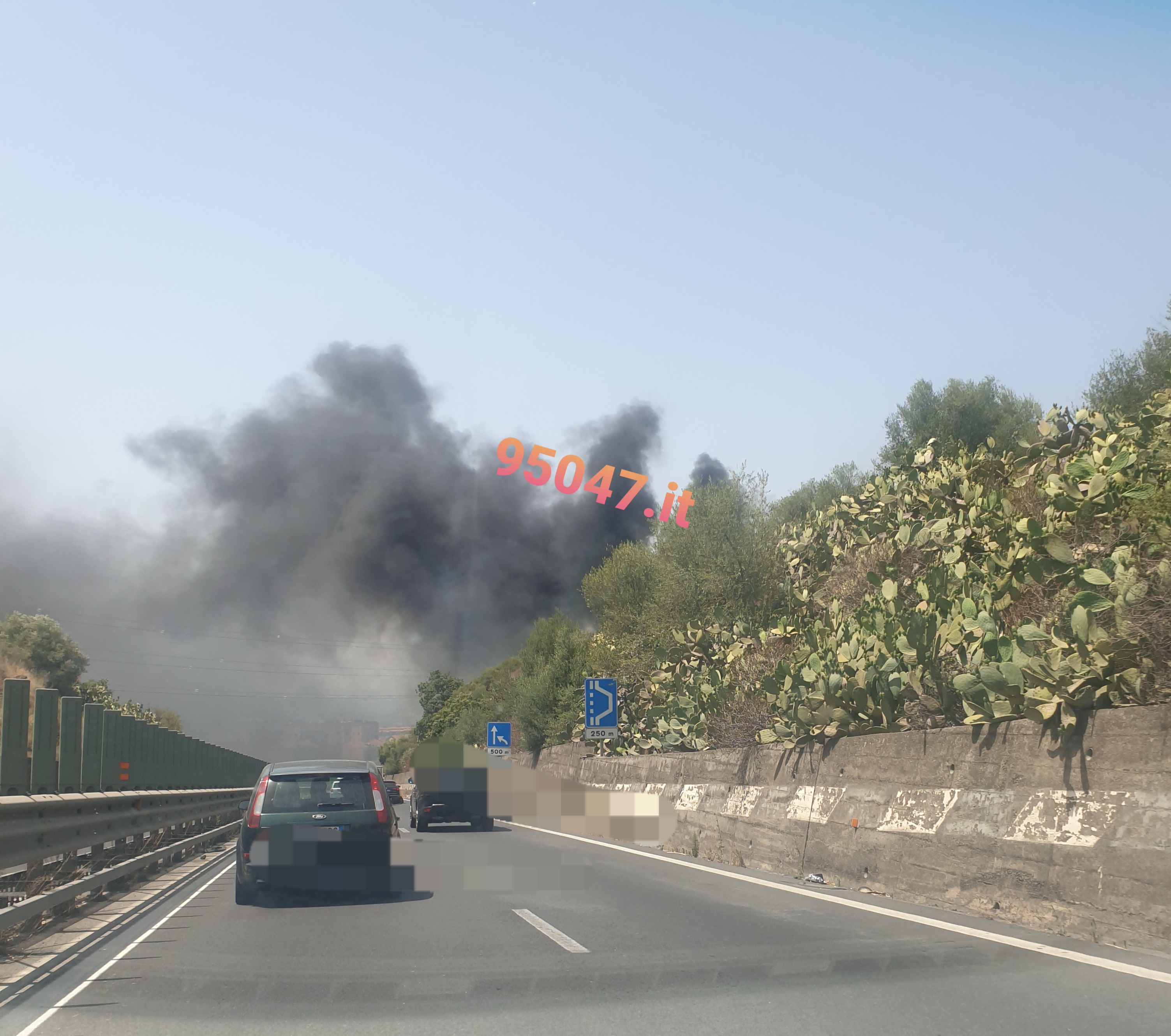 PATERNÒ: STERPAGLIE E RIFIUTI A FUOCO, DENSA COLONNA DI FUMO NERO IN CIELO