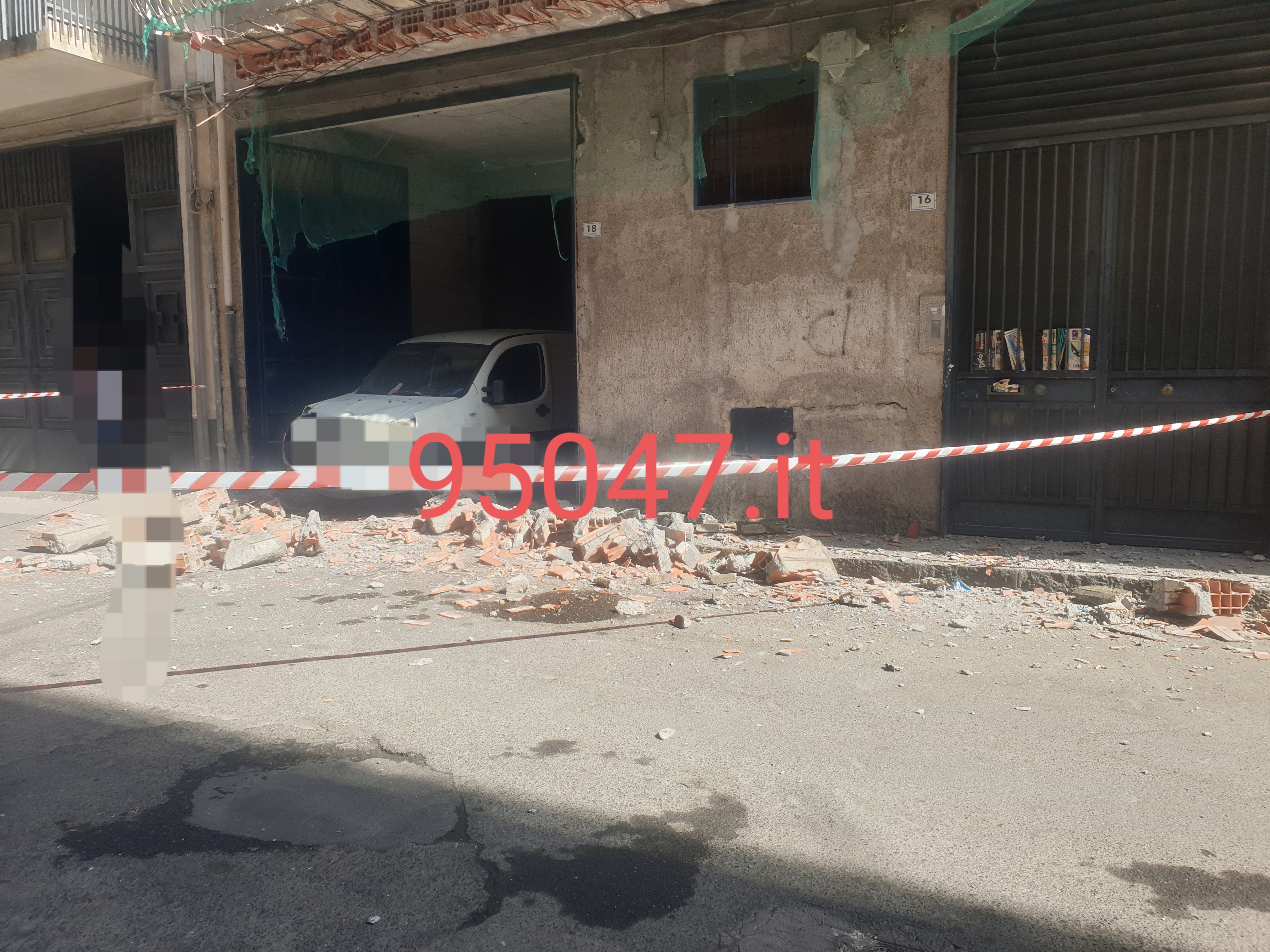 PATERNÒ: CROLLA UN BALCONE, NESSUN FERITO