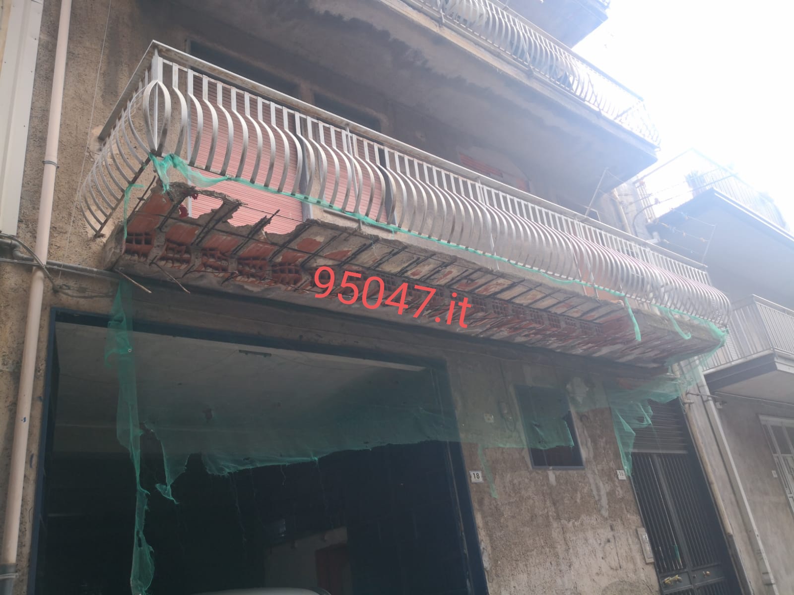 PATERNÒ: TRAGEDIA SFIORATA QUESTA MATTINA, CROLLA UN BALCONE IN VIA ALCANTARA