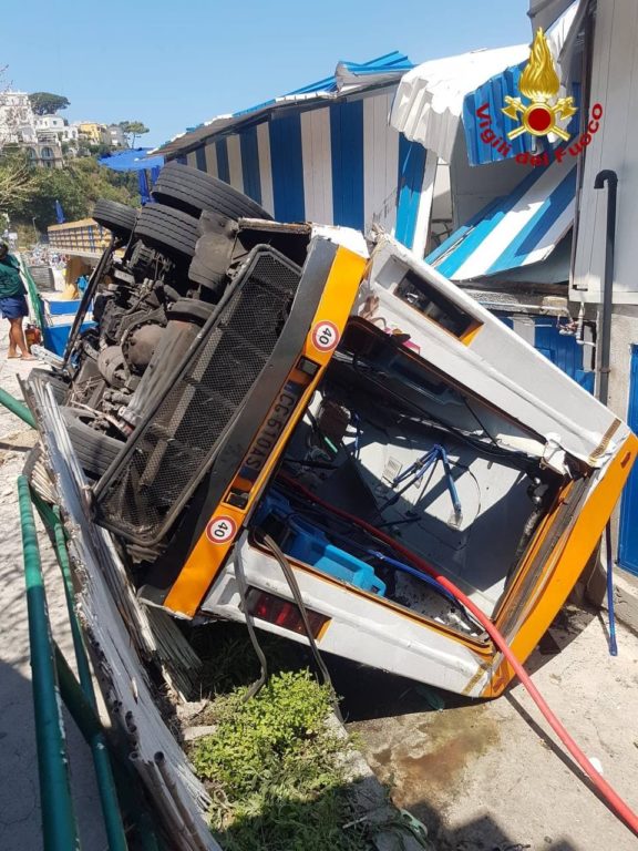 CAPRI, PRECIPITA UN BUS A MARINA GRANDE: UN MORTO E UNA DECINA DI FERITI