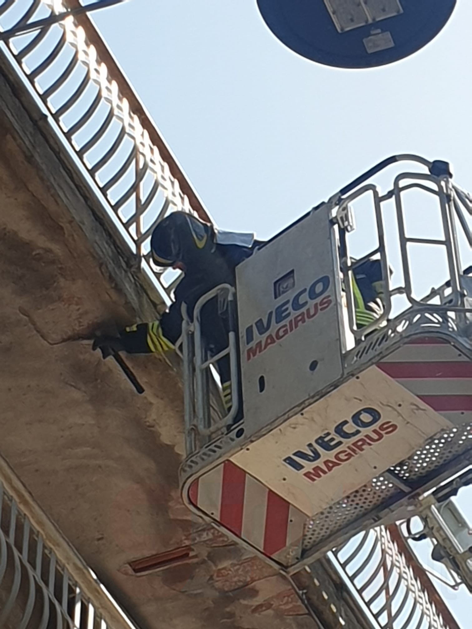 PATERNÒ: CROLLA UN BALCONE, NESSUN FERITO