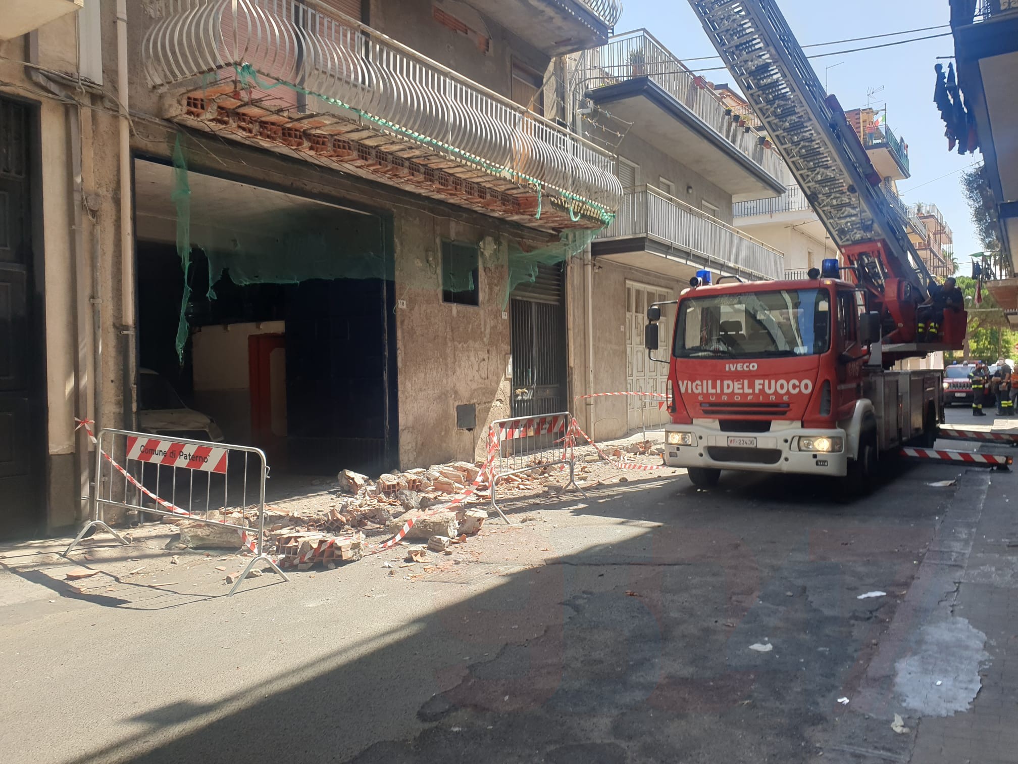 PATERNÒ: CROLLA UN BALCONE, NESSUN FERITO