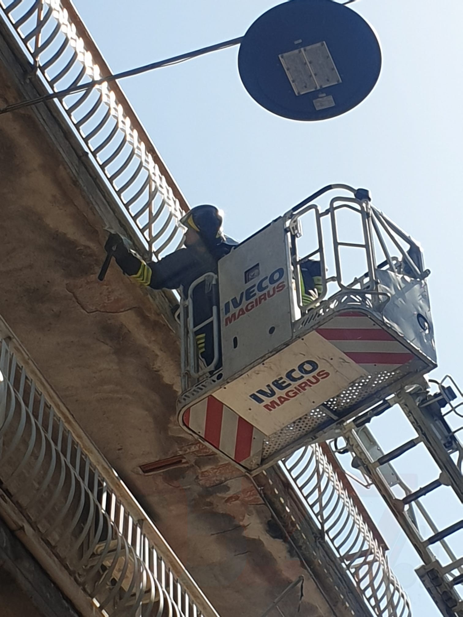 PATERNÒ: CROLLA UN BALCONE, NESSUN FERITO