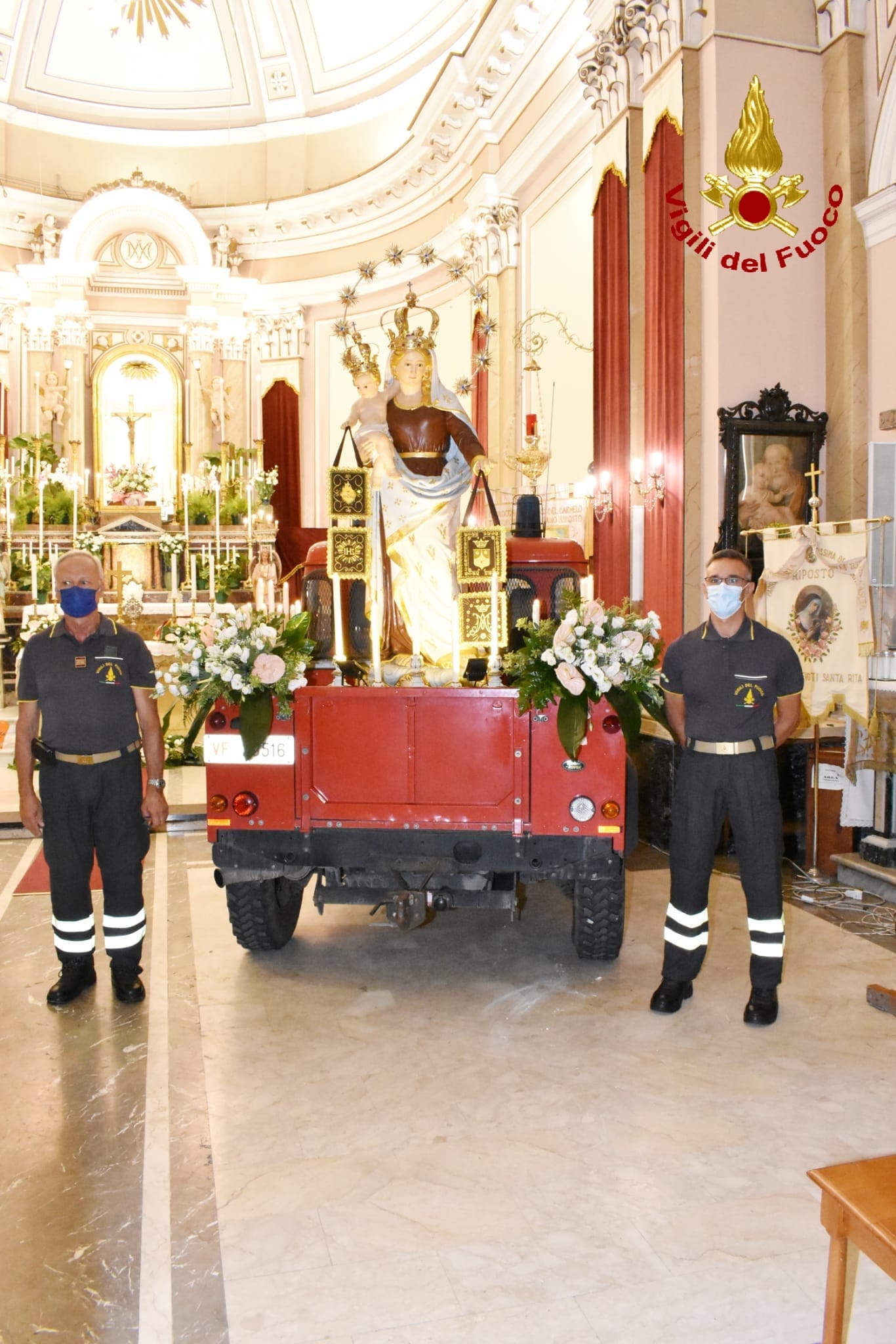 I VIGILI DEL FUOCO PORTANO LA MADONNA DEL CARMELO IN PROCESSIONE PER LE STRADE DI RIPOSTO