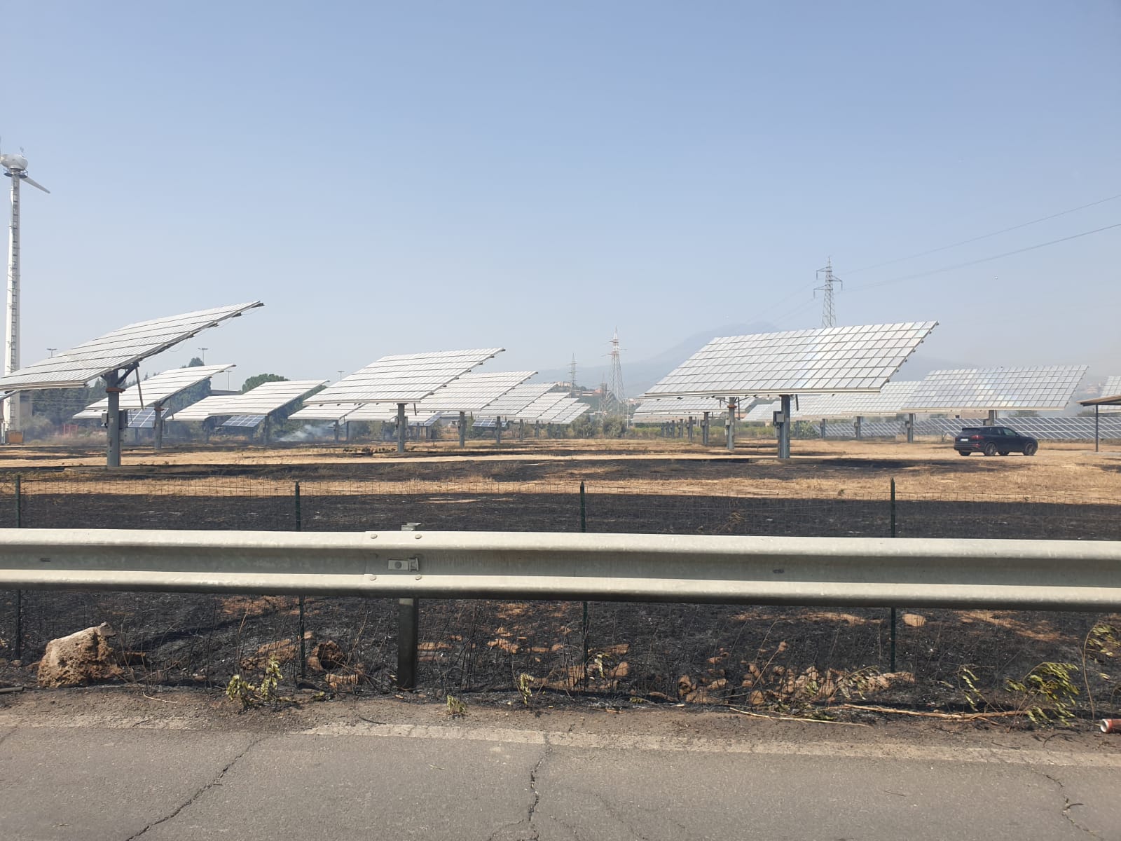 PATERNO. INCENDIO A TRE FONTANE. DALLE STERPAGLIE SI PROPAGA AD AZIENDA, INGENTI DANNI , TANTI ANIMALI MORTI E DISAGI PER I RESIDENTI