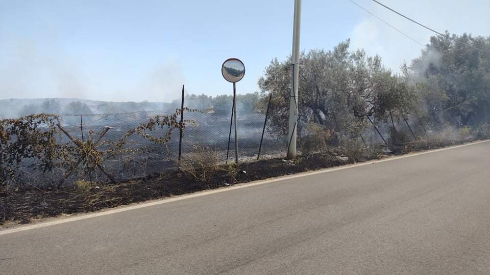 GIORNATA INFERNALE DI INTERVENTI PER I VIGILI DEL FUOCO, ENNESIMO INCENDIO IN CORSO DI STERPAGLIE