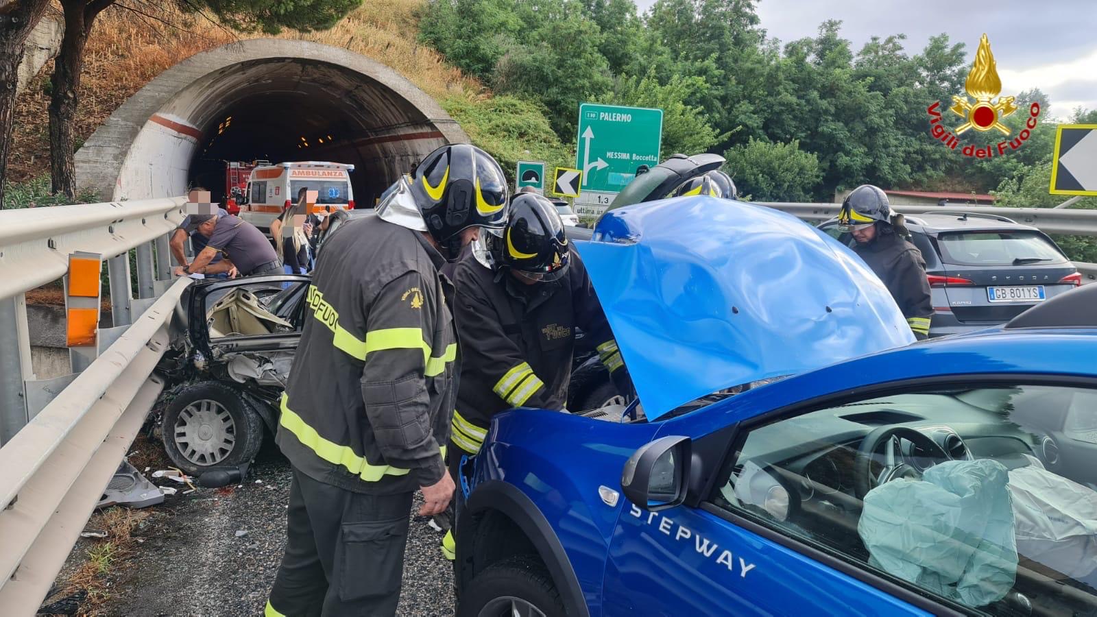 MESSINA: MAXI TAMPONAMENTO SULLA A20, FERITI LIEVI