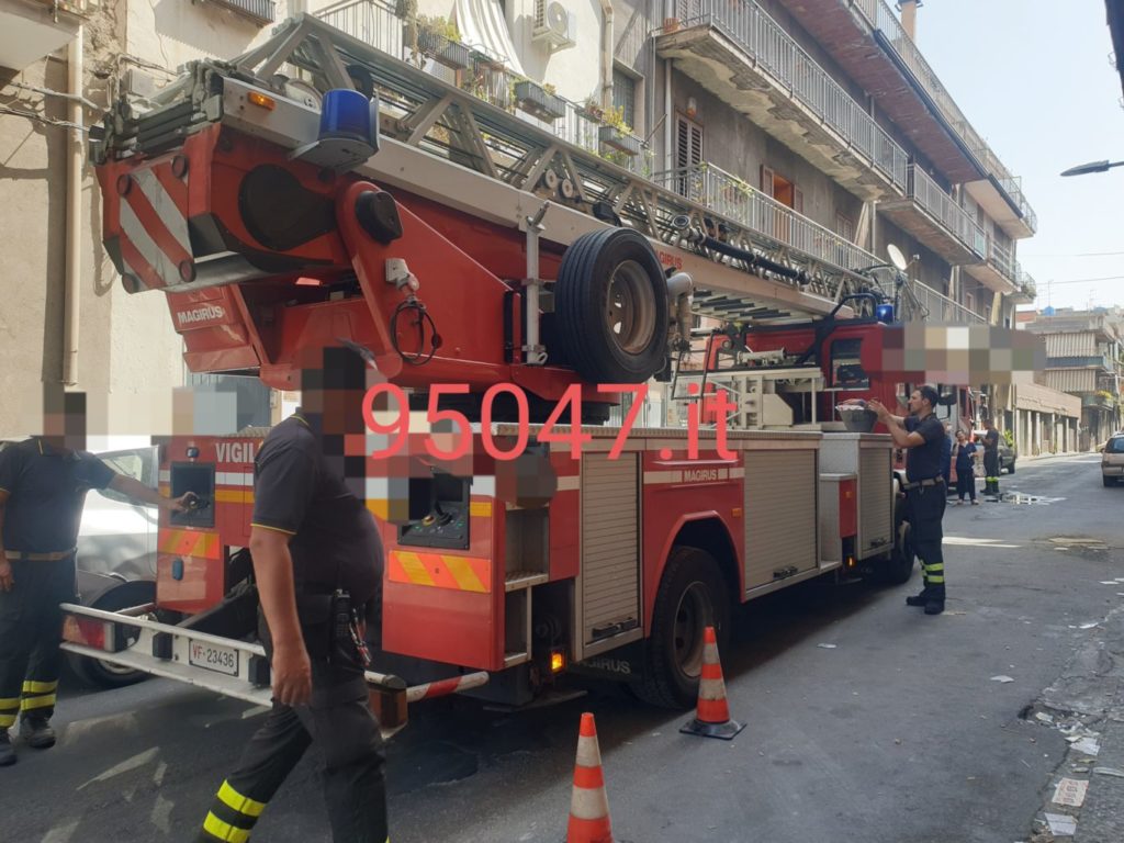 PATERNÒ, CADONO CALCINACCI IN VIA BELLINI INTERVENGONO I VIGILI DEL FUOCO
