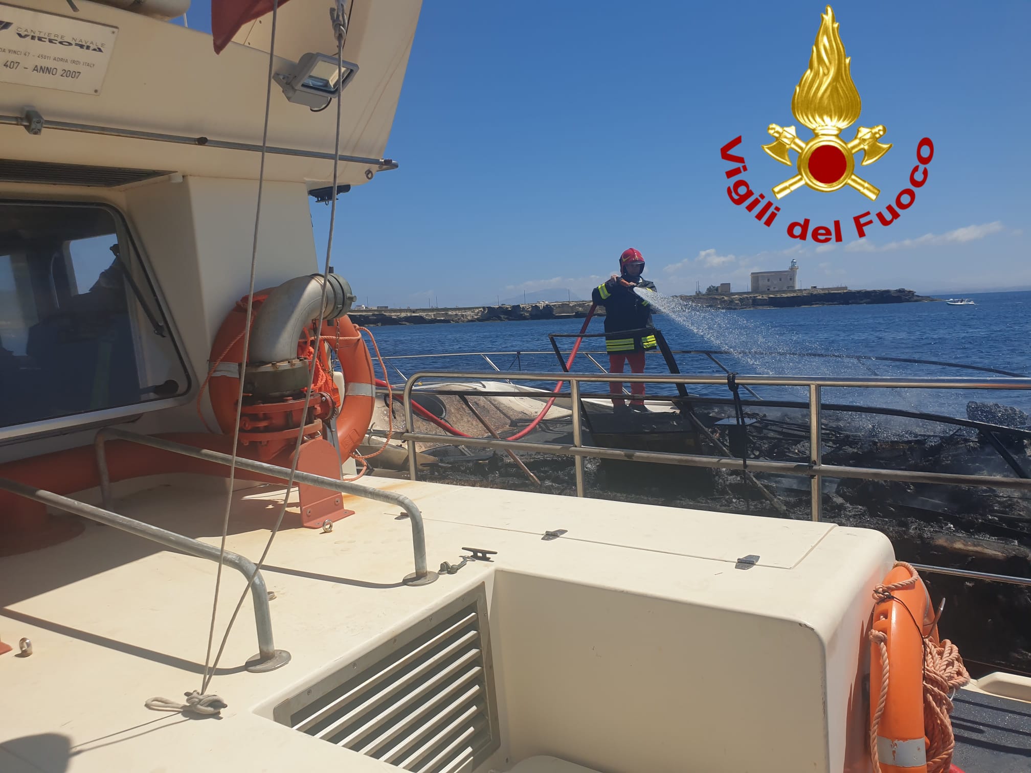 PAURA A FAVIGNANA, YACHT   AVVOLTO DALLE FIAMME. FOTO