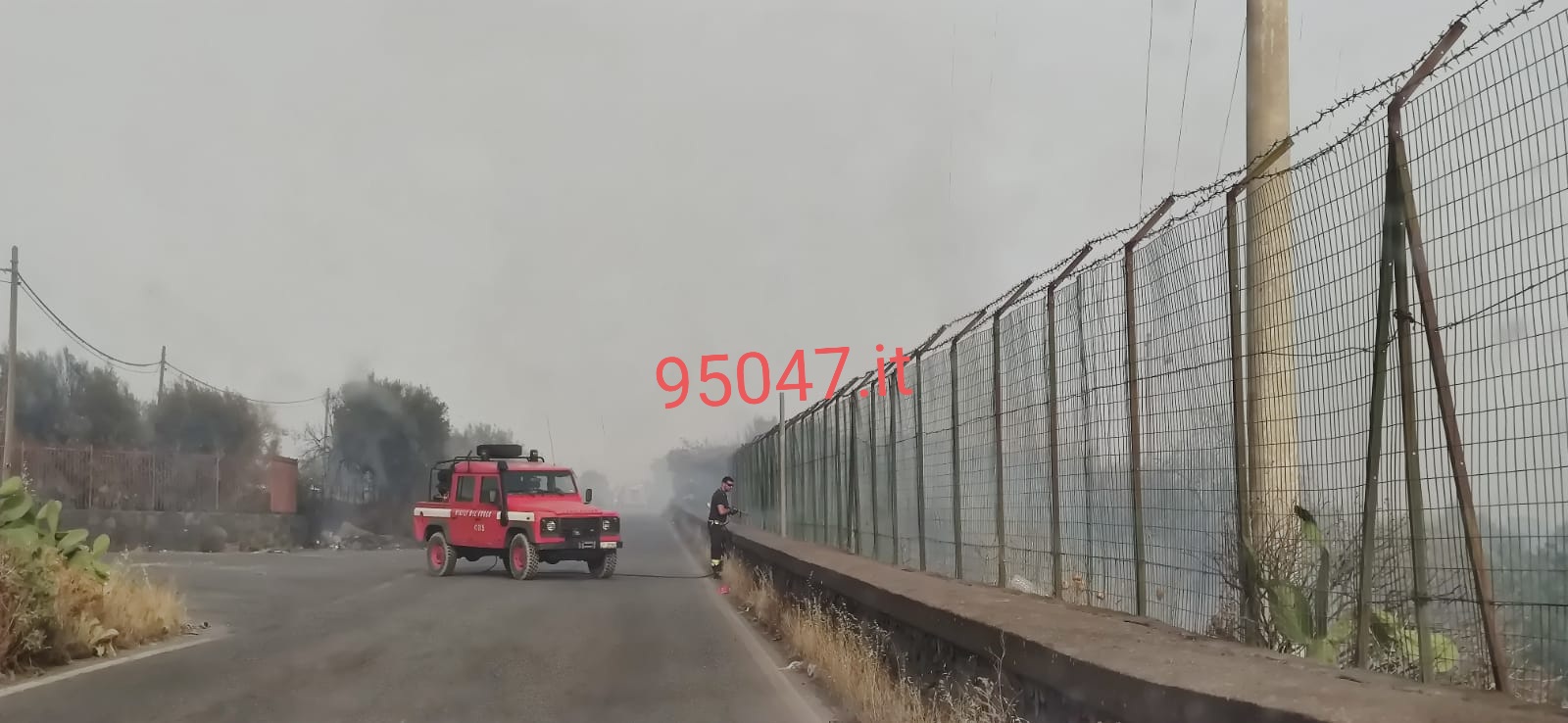 INCENDIO STERPAGLIE TRA PATERNÒ E BELPASSO, SUL POSTO L'ELICOTTERO DELLA FORESTALE