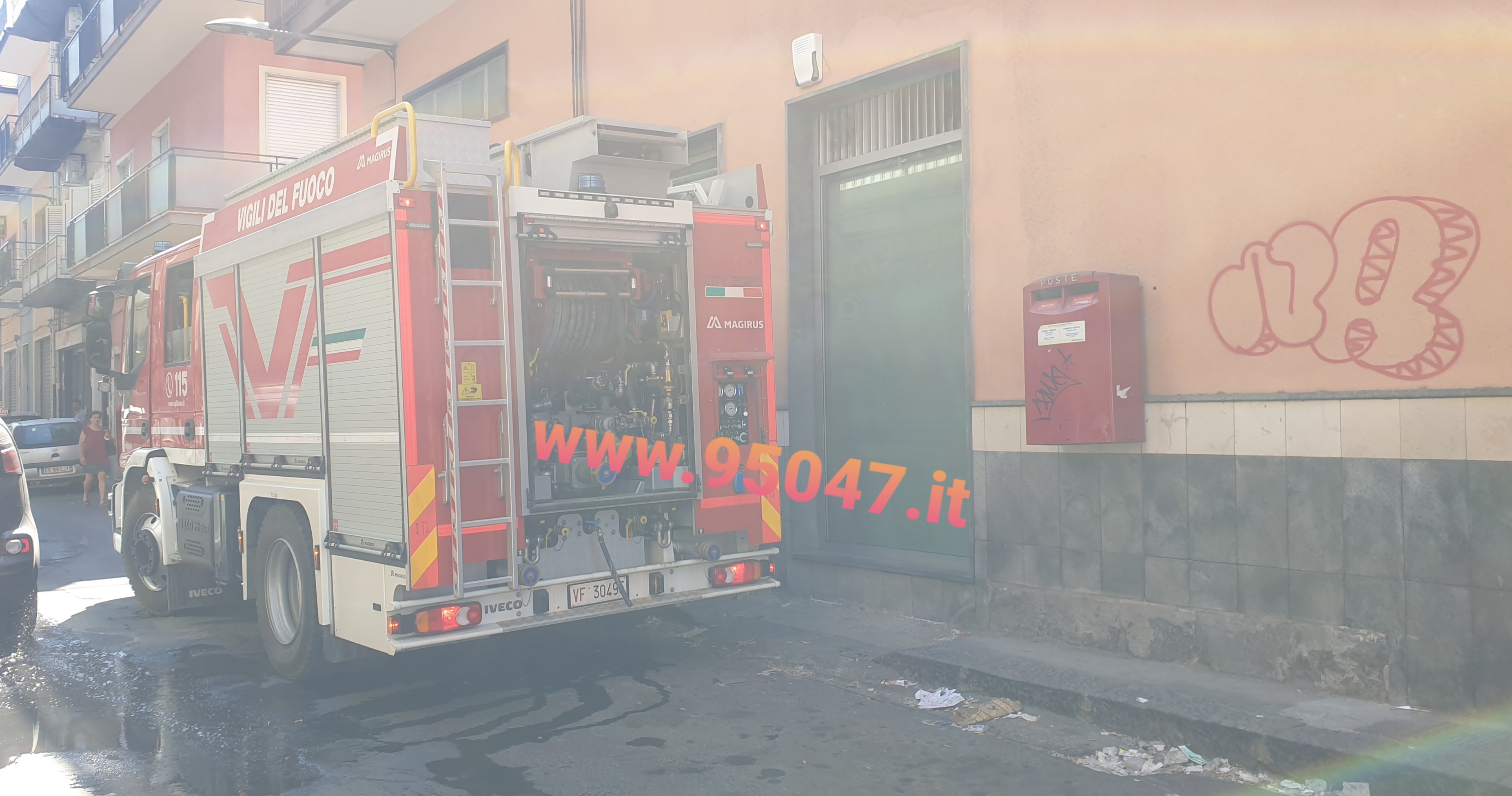 PATERNO’: UOMO ENTRA IN FILIALE DELLE POSTE E BUTTA BENZINA, PRESO DAI CARABINIERI, SUL POSTO ANCHE VVF E 118.