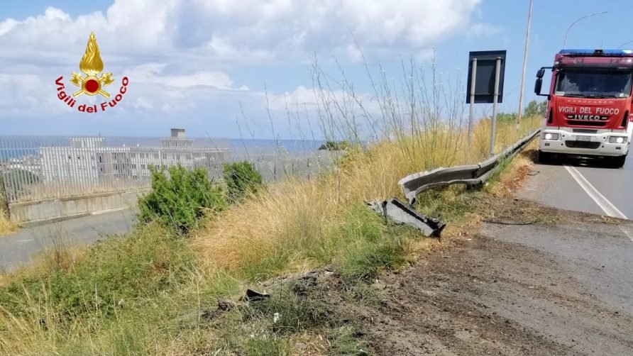 INCIDENTE SULL'A20 MESSINA-PALERMO. AUTO GIÙ DAL VIADOTTO, ILLESO IL CONDUCENTE