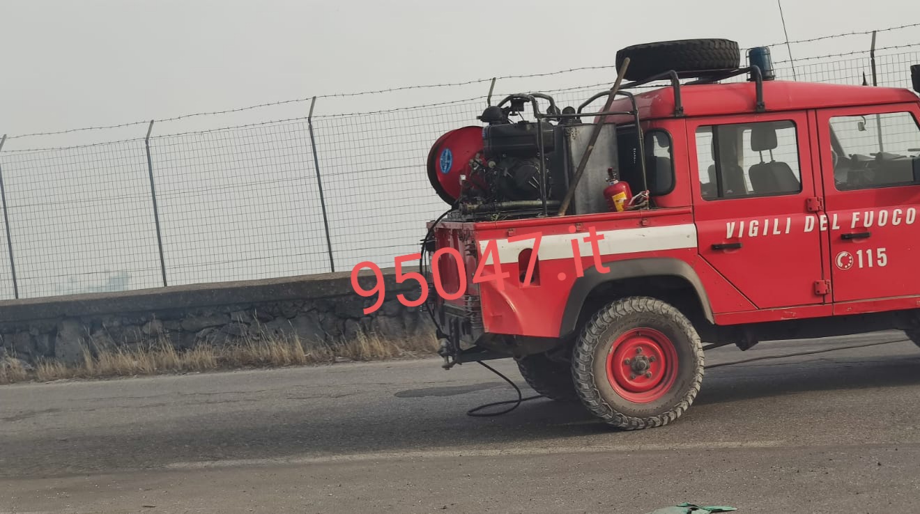 INCENDIO STERPAGLIE TRA PATERNÒ E BELPASSO, SUL POSTO L'ELICOTTERO DELLA FORESTALE